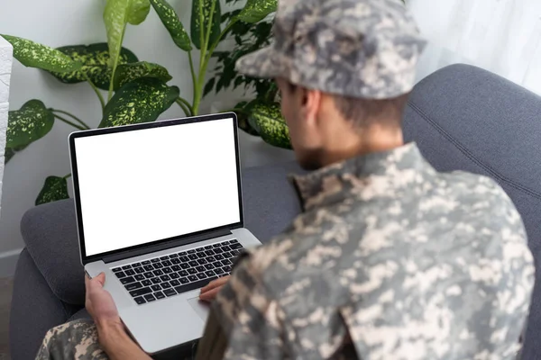 Jovem Soldado Militar Homem Retrato Com Laptop Fundo — Fotografia de Stock