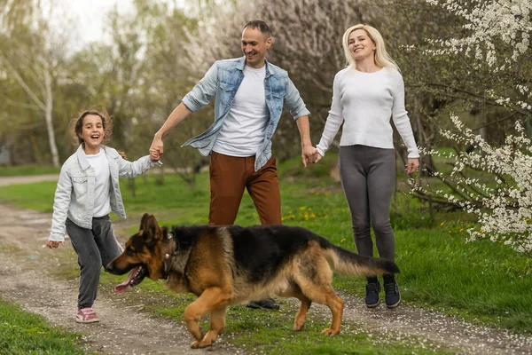 Anne, baba ve kız dışarıda eğleniyorlar..