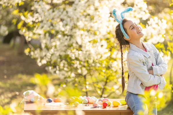 Adolescente Pinta Huevos Pascua Jardín —  Fotos de Stock