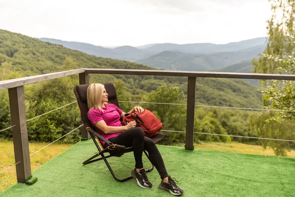 Woman Hiker Resting Day Hike Tourist Enjoying Landscape Mountain Hills — Foto Stock