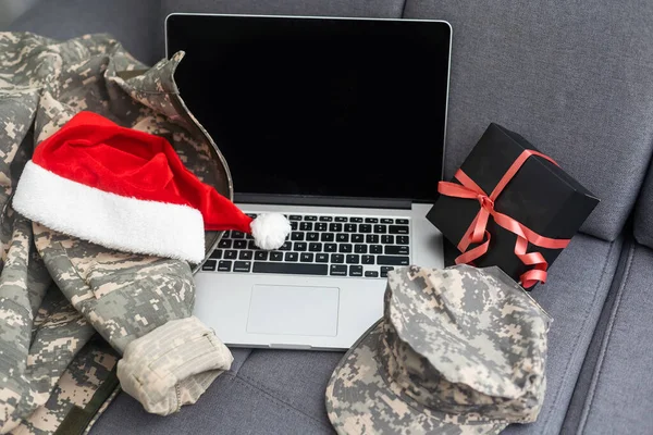 Militair Uniform Een Kerstmuts Met Een Laptop Het Concept Van — Stockfoto