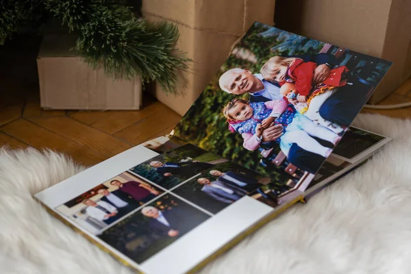 Családi Fotó Könyv Közel Karácsonyfa — Stock Fotó