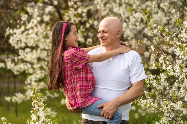 Großvater Und Enkelin Auf Blumenbauernhof — Stockfoto