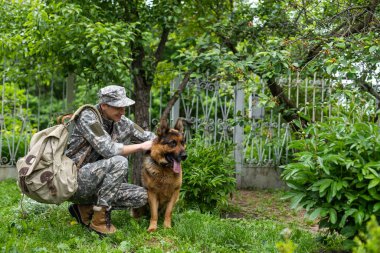 Alman çoban köpeği, açık havada ile askeri üniformalı erkeklere