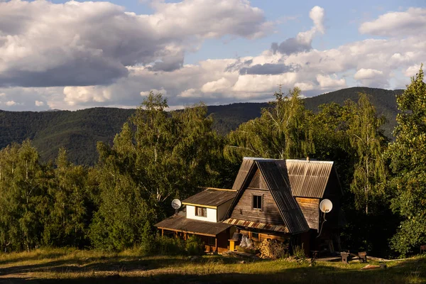 乌克兰喀尔巴阡山脉的一座古老的木制房子 — 图库照片