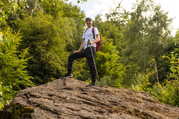 Homem Caminhando Nas Montanhas Com Uma Mochila — Fotografia de Stock