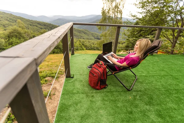 Woman Sports Warm Suit Works Laptop Outdoors Mountainous Area — Fotografia de Stock