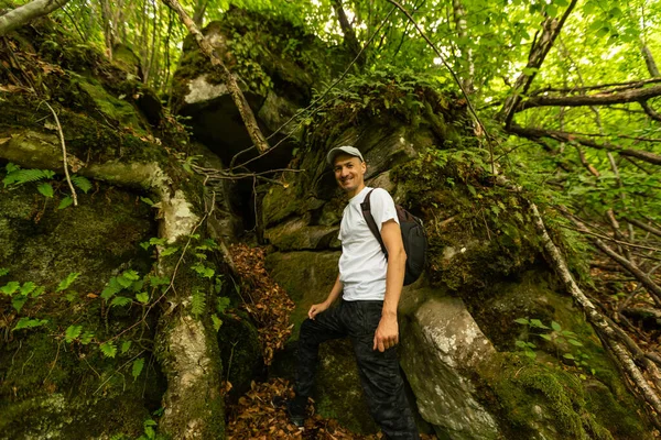 Jovem Apreciando Vista Topo Montanha Cárpatos Montanhas Ucrânia — Fotografia de Stock