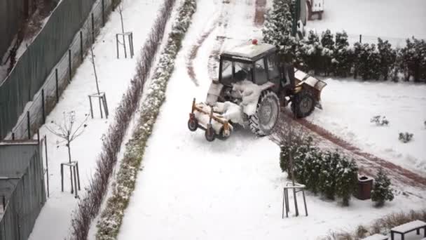 トラクターは街のブラシで雪をきれいにする — ストック動画