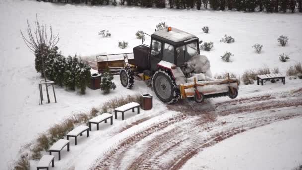 Тракторная Уборка Снега Вращающейся Кистью Снегоочистителем Пешеходной Зоны Мосту Управление — стоковое видео