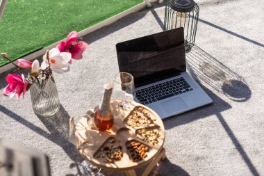 Boş ekranı gösteren dizüstü bilgisayar