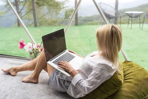 快乐的年轻女子在网上聊天使用笔记本电脑在穹顶露营 午休度假的概念 — 图库照片