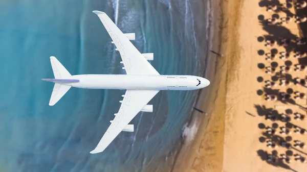 Repülőgép Repül Strand Felett Pálmafa Fehér Homok Türkiz Óceán — Stock Fotó