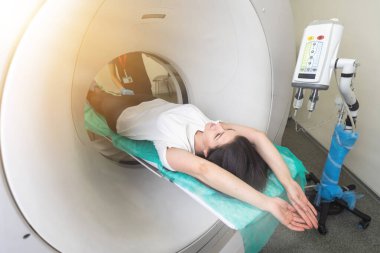 hastanede tomografi testi sırasında ct tarayıcı yatakta yatan güzel kadın.