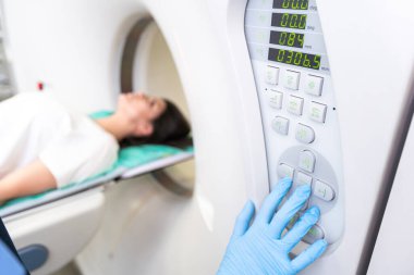 hastanede tomografi testi sırasında ct tarayıcı yatakta yatan güzel kadın.