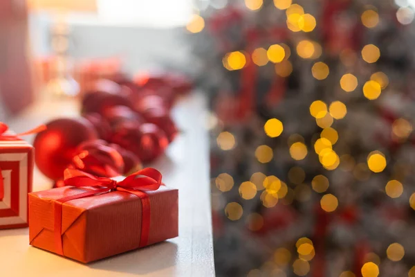 Hermoso Regalo Con Adornos Navidad — Foto de Stock