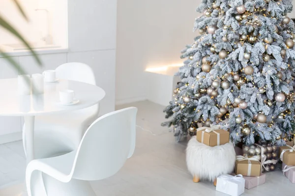Clásico Interior Navidad Blanco Con Árbol Año Nuevo Decorado Silla — Foto de Stock