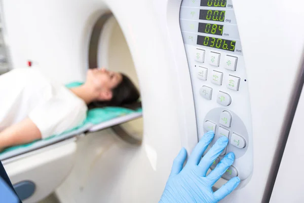 美丽的女人躺在Ct扫描仪床上在医院进行断层扫描测试 — 图库照片