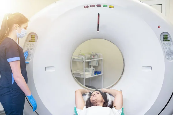 计算机断层扫描室里有一位女病人的放射学家 — 图库照片