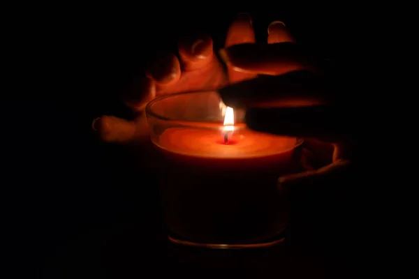 Großaufnahme Einer Frau Die Hause Der Dunklen Nacht Kerzen Anzündet — Stockfoto