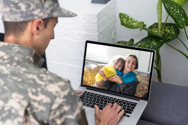Joven Soldado Uniforme Militar Hablando Con Alguien Mientras Tiene Video — Foto de Stock