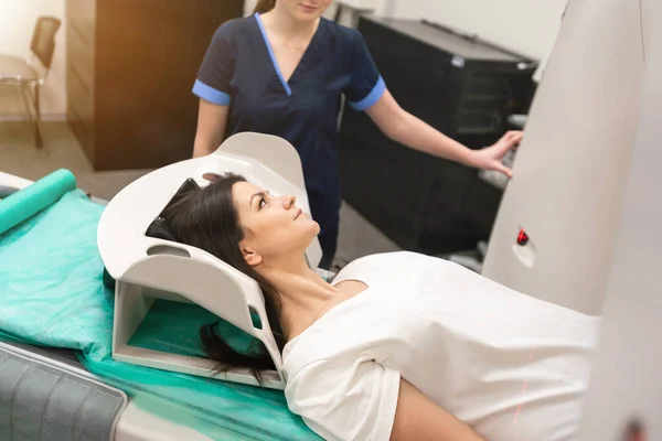 医院用计算机断层扫描机对放射科技术人员和病人进行扫描和诊断 — 图库照片