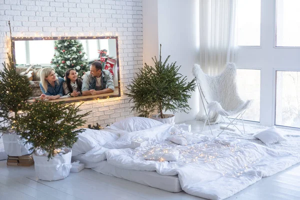 Noel tatili için ağaçlarla süslenmiş yatak odası.