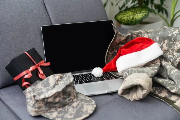 Uniforme Militar Sombrero Santa Con Ordenador Portátil Concepto Navidad Año — Foto de Stock