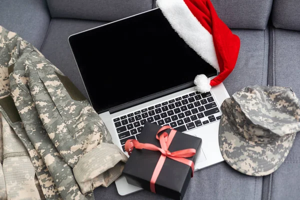 Uniforme Militar Chapéu Santa Com Laptop — Fotografia de Stock
