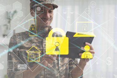 asma kilit ile bulut yakınında üniformalı gesturing askeri adamın kırpılmış görünümü