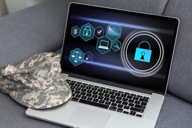 asma kilit ile bulut yakınında üniformalı gesturing askeri adamın kırpılmış görünümü