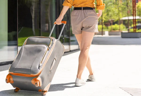 Frauen Reisen Frau Mit Koffer — Stockfoto
