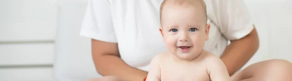 Foto Mãe Feliz Com Bebê Mãos — Fotografia de Stock