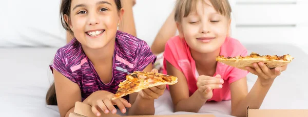 Pizza Kutularıyla Poz Veren Çekici Küçük Kızlar — Stok fotoğraf