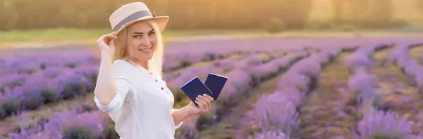 ラベンダー畑でパスポートを持つ幸せな笑顔の女性の肖像画 — ストック写真