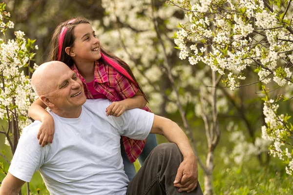 Glückliche Enkelin Umarmt Ihren Lächelnden Opa Auf Grünem Rasen — Stockfoto