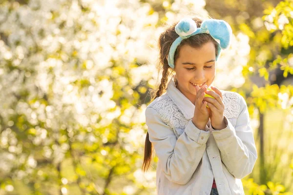 Menina Adolescente Feliz Usar Orelhas Coelho Com Ovos Páscoa Jardim — Fotografia de Stock
