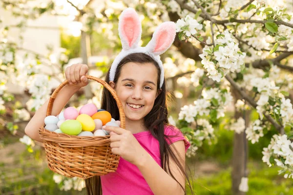 Linda Niña Buscando Huevos Pascua —  Fotos de Stock