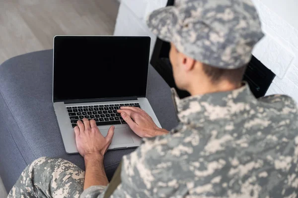 군복을 노트북을 있습니다 — 스톡 사진
