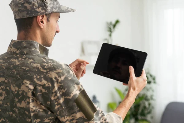 Soldado Masculino Usando Tableta Sobre Fondo Blanco Servicio Militar — Foto de Stock