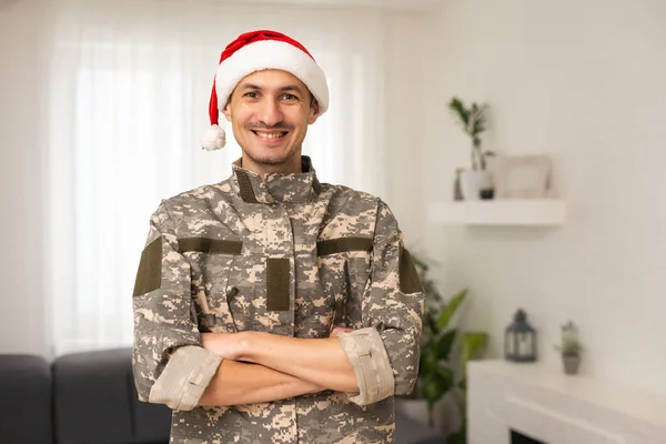 Weihnachten Und Die Armee Junger Soldat Trägt Weihnachtsmütze Stehend — Stockfoto