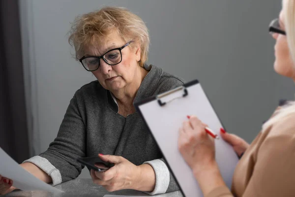 Parkinson Och Alzheimer Kvinnliga Äldre Patient Med Professionell Läkare Konsultera — Stockfoto