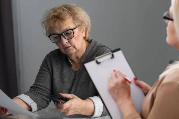 Parkinson Alzheimer Nőstény Idős Betegek Szakmai Orvossal Konzultálnak Kórházban Vagy — Stock Fotó