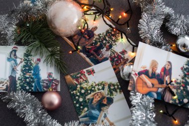 Aile fotoğrafları Noel ışıkları dekoruna karşı.