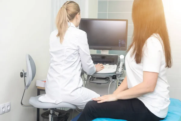 女性内分泌学家在超声室为一名女性病人做超声检查 超声诊断 — 图库照片