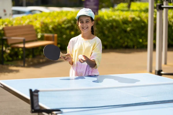 Κοριτσάκι Παίζει Πινγκ Πονγκ Στην Αίθουσα Τένις Ρακέτα Του Τένις — Φωτογραφία Αρχείου