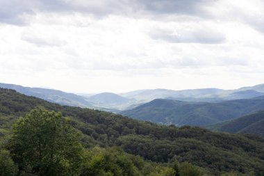 Yaz manzarasında tepenin üzerindeki dağ yolu.