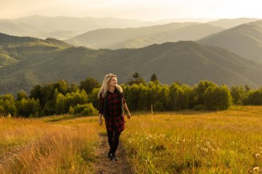 Yazın gün batımında mutlu bir kadın.