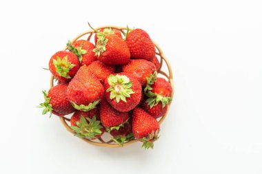 Hasır tabakta çilek.