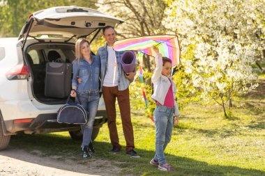 mutlu aile onların arabaya binmek için hazır